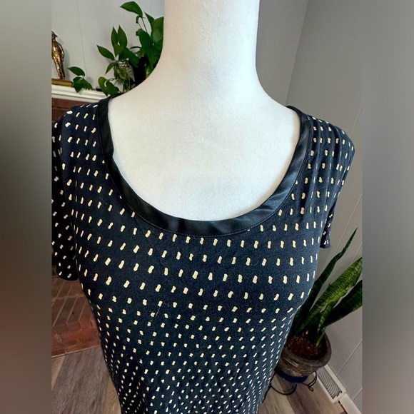 Banana Republic Tops - 👏Banana Republic Luxe Touch Black with tan color Top Size L